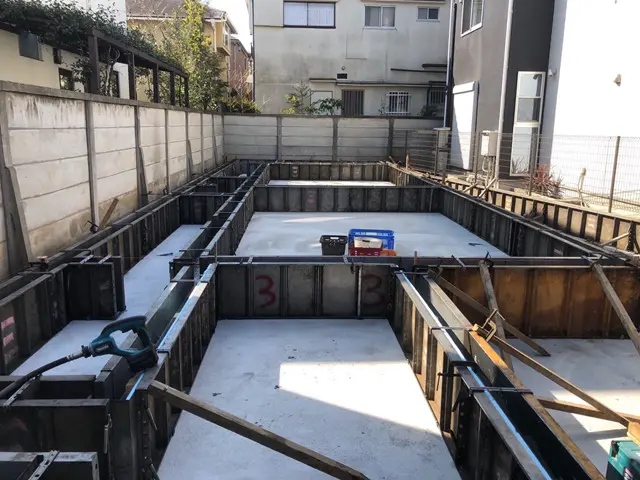 立ち上がりコンクリート打設の様子